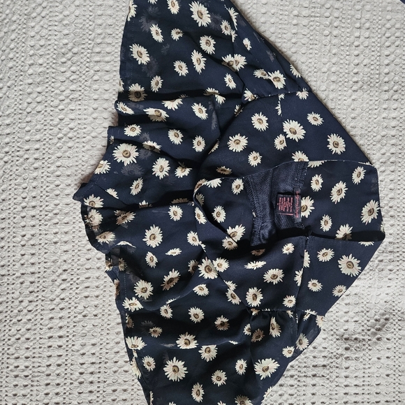 Short skirt - Picture 2 of 3